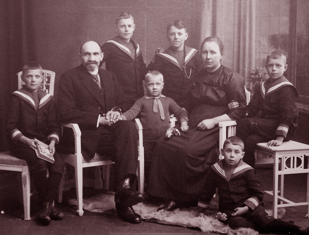 Het hele gezin op de foto ca 1921: Ed, Vader Anne Fortuin, Wim, Hein, Kees Moeder Johanna Visser, Jan en Koos